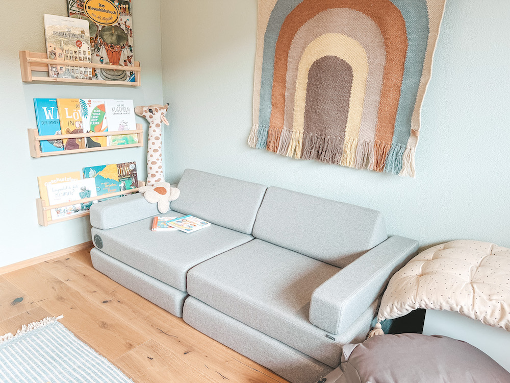 Ordnung im Kinderzimmer - Kuschel- und Leseecke mit Bücherregal und Couch