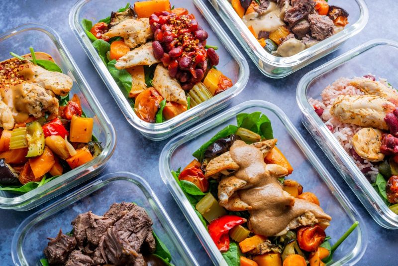 Meal Prep zubereitete Mahlzeiten in einzelnen Behältern