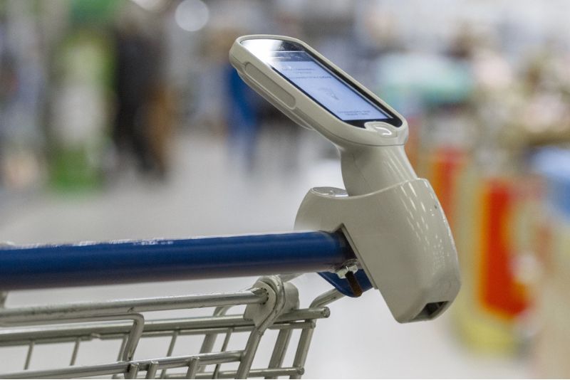 Selfscanning Supermarkt - Scangerät am Einkaufswagen in Nahaufnahme