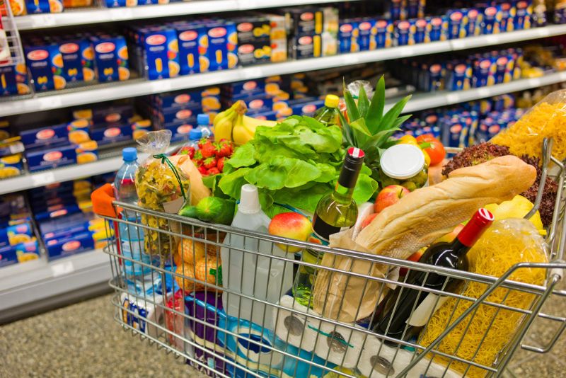 Wocheneinkauf Grosseinkauf - voller Einkaufswagen