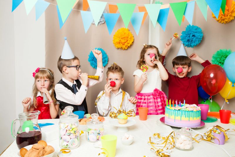 Kindergeburtstag planen ohne Stress - Glückliche Kinder beim Kindergeburtstag