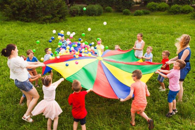 Kindergeburtstag planen - Spiele und Aktivitäten
Kinder beim gemeinsamen Spielen im Garten