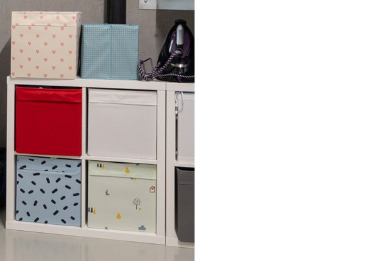 Wäsche sortieren - Wäsche Ordnungssystem IKEA Kallax Regal mir bunten Einsätzen zum Sortieren der Schmutzwäsche