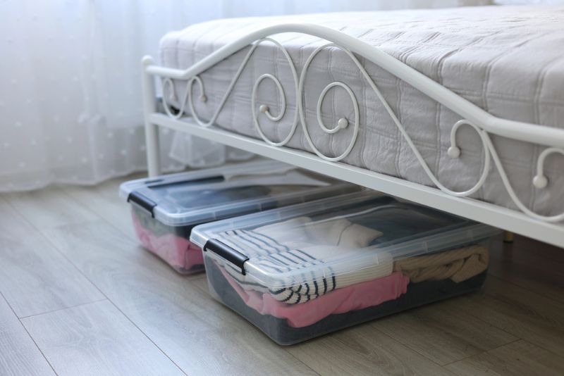 Stauraum unter dem Bett transparente Boxen unter einem Bett
